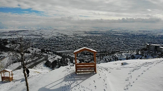 Bin 200 rakımlı Harput'ta kar güzelliği