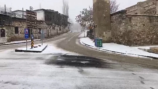 Bin 73 rakımlı Harput mart ayında beyaza büründü