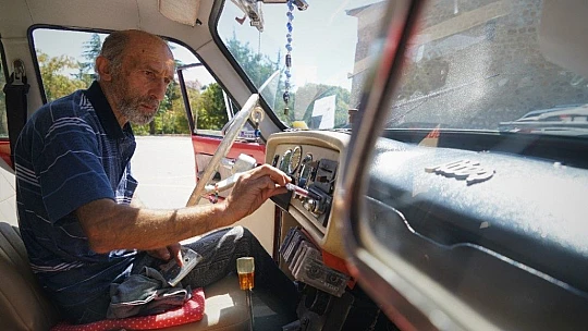 Bin TL'ye aldığı hurdadan muhteşem bir otomobil çıktı