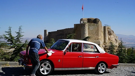 Bin TL'ye aldığı hurdadan muhteşem bir otomobil çıktı