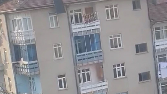 Binanın çatısından güneş panelini aşağı attı, vatandaşların canını hiçe saydı