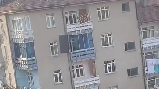 Binanın çatısından güneş panelini aşağı attı, vatandaşların canını hiçe saydı