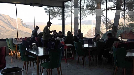 Binlerce insan bu ilçeye balık yemeye geliyor