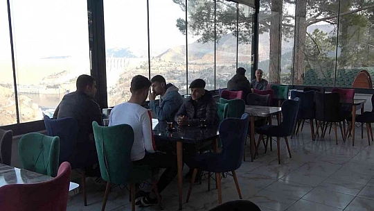 Binlerce insan bu ilçeye balık yemeye geliyor