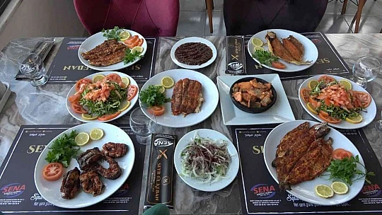 Binlerce insan bu ilçeye balık yemeye geliyor