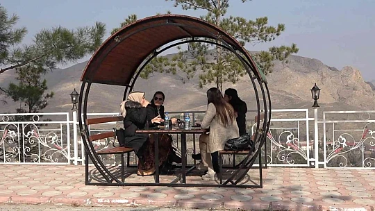 Binlerce insan bu ilçeye balık yemeye geliyor