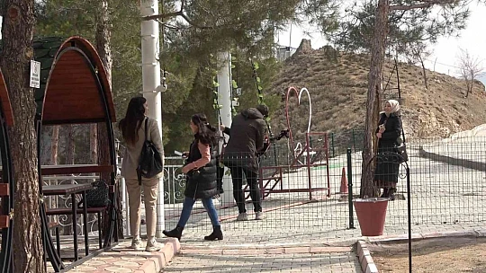 Binlerce insan bu ilçeye balık yemeye geliyor