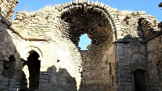 Bir dönem cami ve hastane olarak kullanılmış tam bin 200 yıllık