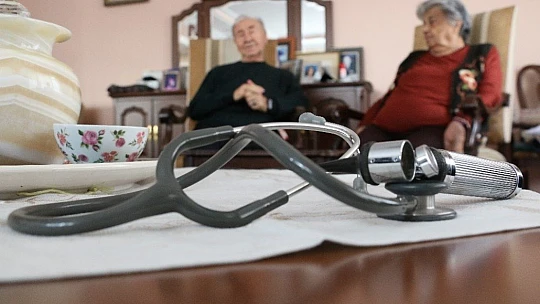 Bir Steteskop'la 62 yıl doktorluk yapan çift: 'Bugün arkadaşlar çok büyük imkanlara sahip, sağlıkta çok iyiyiz'