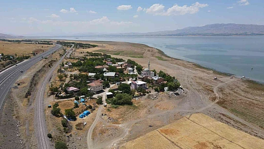 Bir zamanlar tekne turu yapılıyordu, suların çekilmesi ile o köy kuraklığın ortasında kaldı