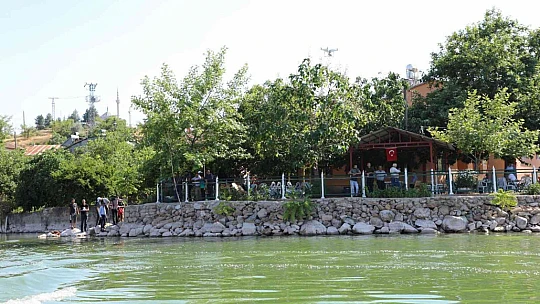Bir zamanlar tekne turu yapılıyordu, suların çekilmesi ile o köy kuraklığın ortasında kaldı