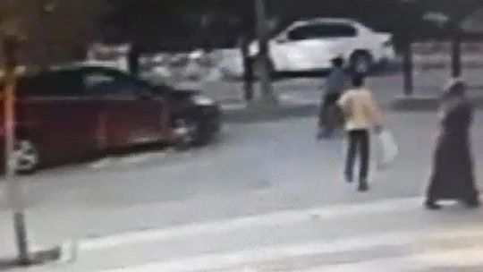 Bisiklet süren çocuğa araba çarptı, hemşire çıkan sürücü müdahale etti