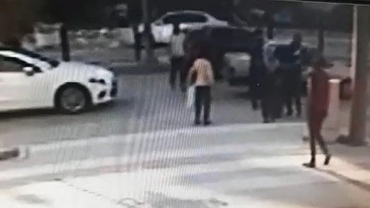 Bisiklet süren çocuğa araba çarptı, hemşire çıkan sürücü müdahale etti