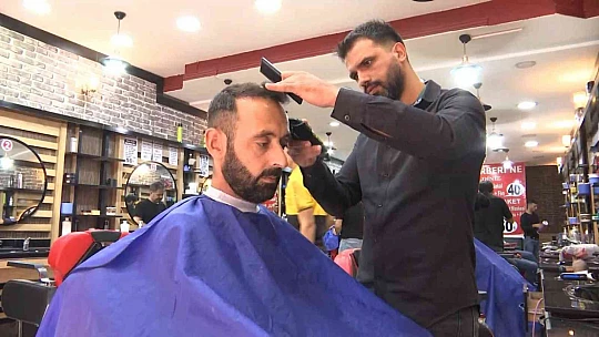 Bu berber memnun kalmayan müşterilerden ücret almıyor