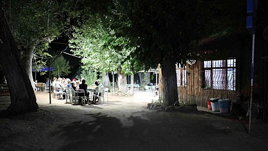 Bu kıraathaneye erkekler giremiyor