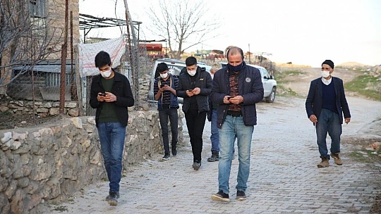 Bu köy, 3 ilin ortasında ama telefonlar çekmiyor