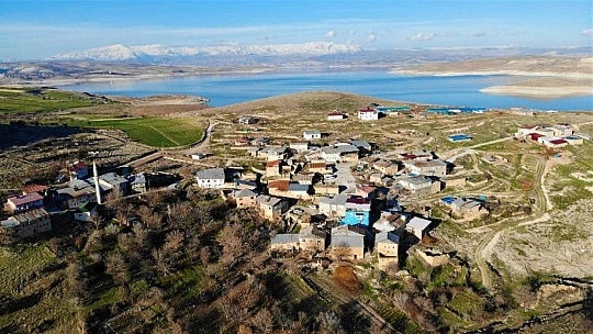 Bu köy, 3 ilin ortasında ama telefonlar çekmiyor