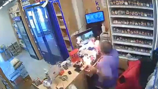 Çakmak gazı elinde alev aldı, neye uğradığını şaşırdı