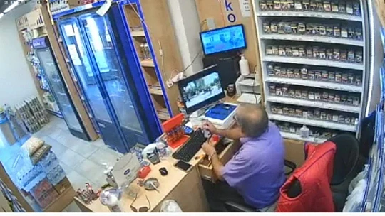 Çakmak gazı elinde alev aldı, neye uğradığını şaşırdı