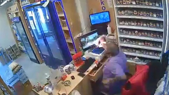 Çakmak gazı elinde alev aldı, neye uğradığını şaşırdı