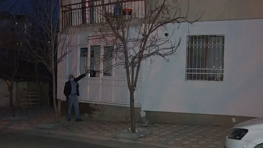 Çaldığı televizyonu böyle götürdü