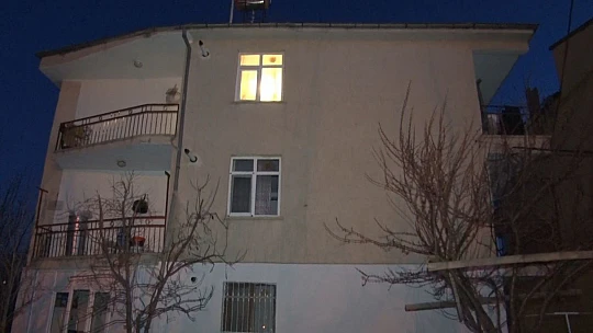 Çaldığı televizyonu böyle götürdü