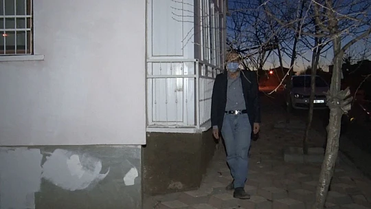 Çaldığı televizyonu böyle götürdü