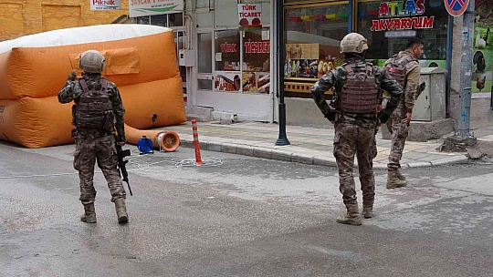 Cama çıkıp kafasına silah dayayan şahıs 9 saatin sonunda ikna edilerek indirildi