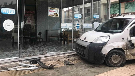 Çarpışan araçlardan biri iş yerine girdi, o anlar kameralara yansıdı