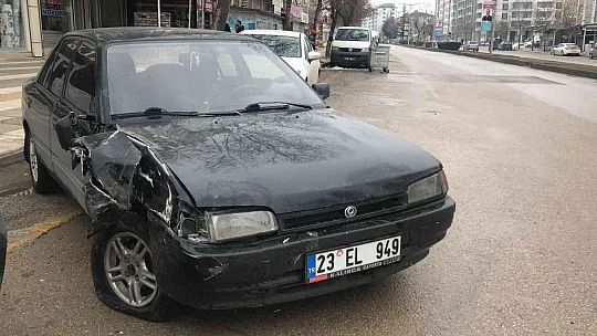 Çarpışan araçlardan biri iş yerine girdi, o anlar kameralara yansıdı