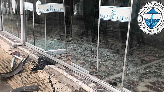Çarpışan araçlardan biri iş yerine girdi, o anlar kameralara yansıdı