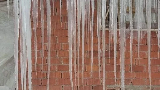 Çatılarda 2 metrelik buz sarkıtları oluştu