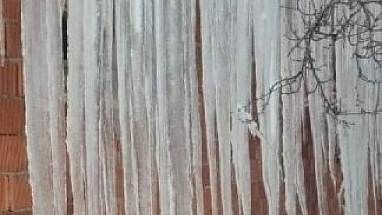 Çatılarda 2 metrelik buz sarkıtları oluştu