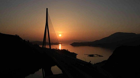 Çelik miktarı ile Eyfel'e eşdeğer Kömürhan Köprüsü'nde günbatımı güzelliği