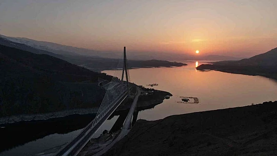 Çelik miktarı ile Eyfel'e eşdeğer Kömürhan Köprüsü'nde günbatımı güzelliği