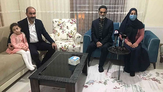 CHP Genel Başkanı Kılıçdaroğlu, Elazığ depreminin simgesi 'Yüsra Bebek' ile görüştü