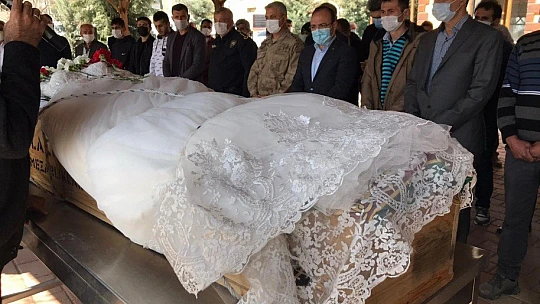 Cinayete kurban giden, Emine gelinlikli tabutu ile son yolculuğuna uğurlandı