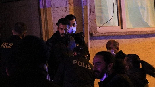 Çocuğunu görmek için bıçakla cama çıktı, kendini polise ihbar etti