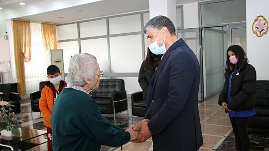 Çocuklardan en yaşlı öğretmenlere anlamlı ziyaret