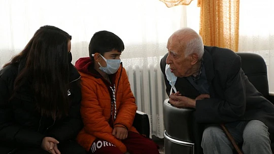 Çocuklardan en yaşlı öğretmenlere anlamlı ziyaret