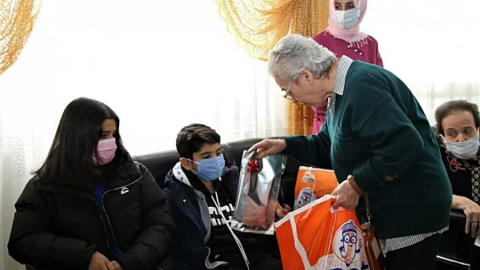 Çocuklardan en yaşlı öğretmenlere anlamlı ziyaret