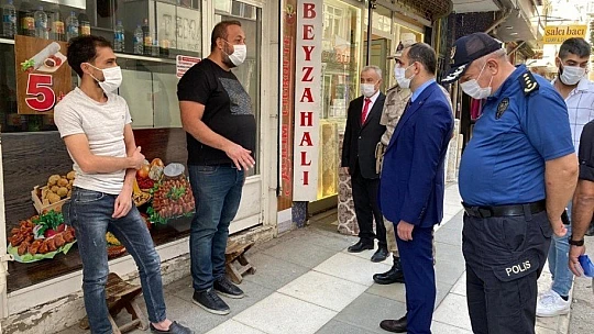 Covid-19 denetiminde Vali Yardımcısı Abbasoğlu, bir kişiye sigarayı bıraktırdı