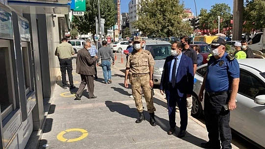 Covid-19 denetiminde Vali Yardımcısı Abbasoğlu, bir kişiye sigarayı bıraktırdı