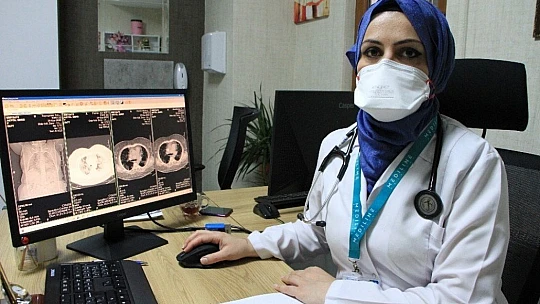 Covid'i atlatan İç Hastalıkları Uzmanı uyardı: 'Kafalarına göre ilacı kesiyorlar'