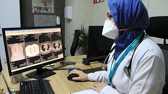 Covid'i atlatan İç Hastalıkları Uzmanı uyardı: 'Kafalarına göre ilacı kesiyorlar'