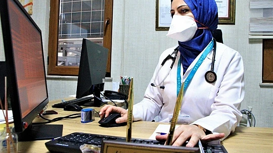 Covid'i atlatan İç Hastalıkları Uzmanı uyardı: 'Kafalarına göre ilacı kesiyorlar'