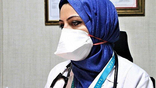 Covid'i atlatan İç Hastalıkları Uzmanı uyardı: 'Kafalarına göre ilacı kesiyorlar'