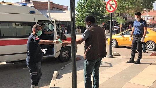 Covidli hasta, karantinayı ihlal etti, meydanda polis tarafından yakalandı