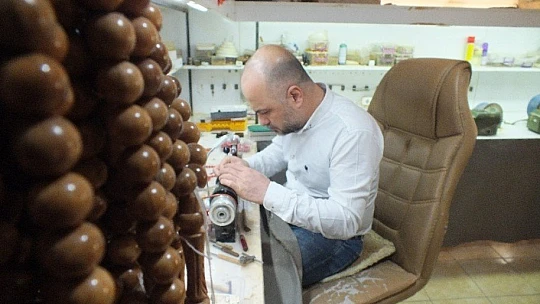 Cumhurbaşkanı Erdoğan için dünyada sadece Elazığ'da çıkan vişne mermerinden 'tespih' yaptı