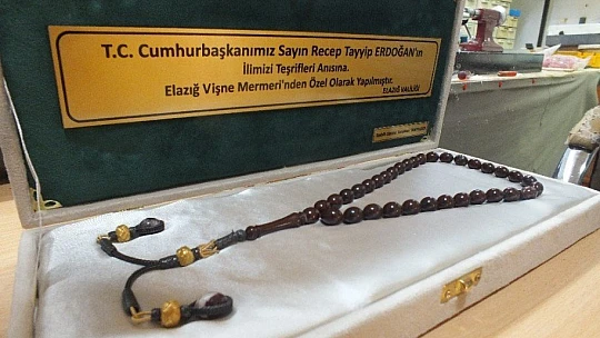 Cumhurbaşkanı Erdoğan için dünyada sadece Elazığ'da çıkan vişne mermerinden 'tespih' yaptı